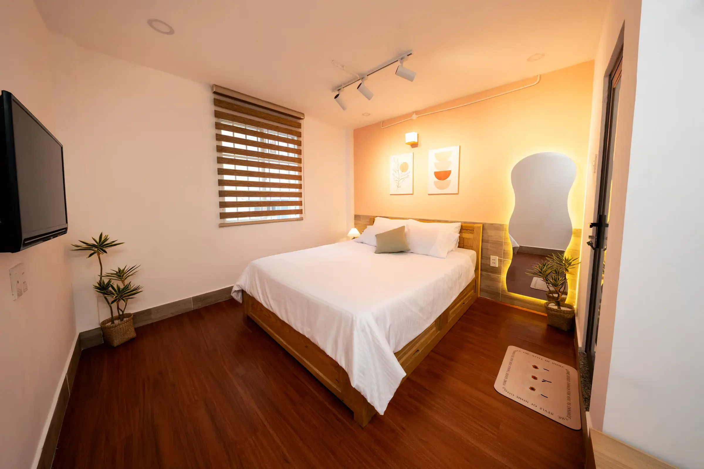 Clover Deluxe, front-facing with daylight